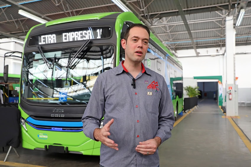 Wellington Messias Damasceno na frente de ônibus