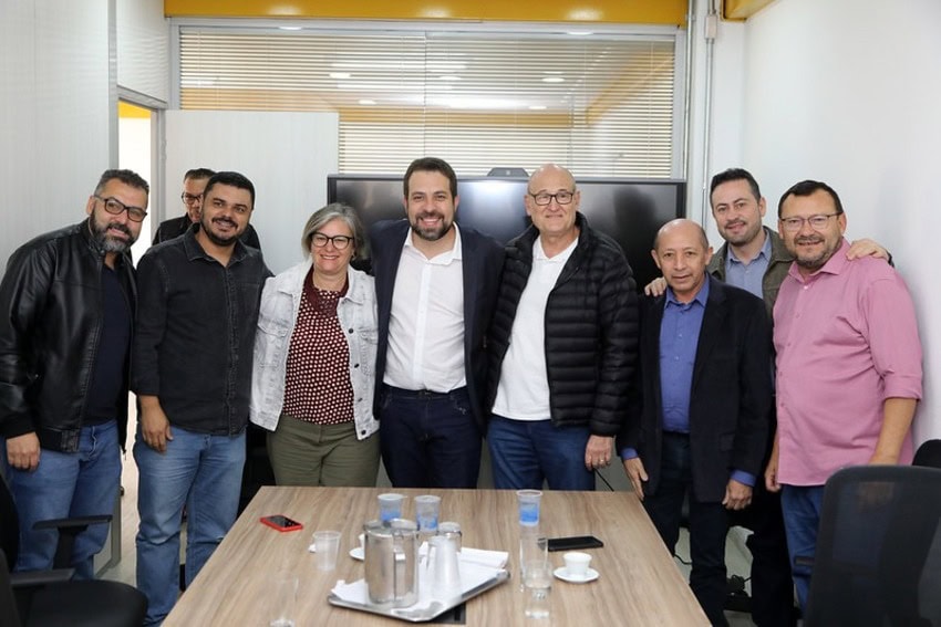 Boulos registra momento ao lado de funcionários da secretária de educação de Diadema