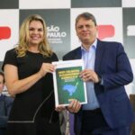 Carla Morando e Tarcísio de Freitas