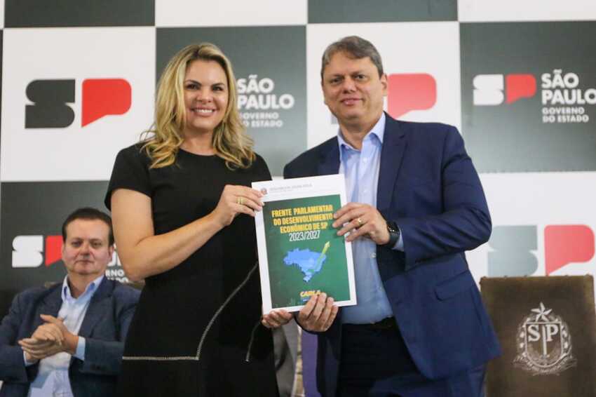 Carla Morando e Tarcísio de Freitas