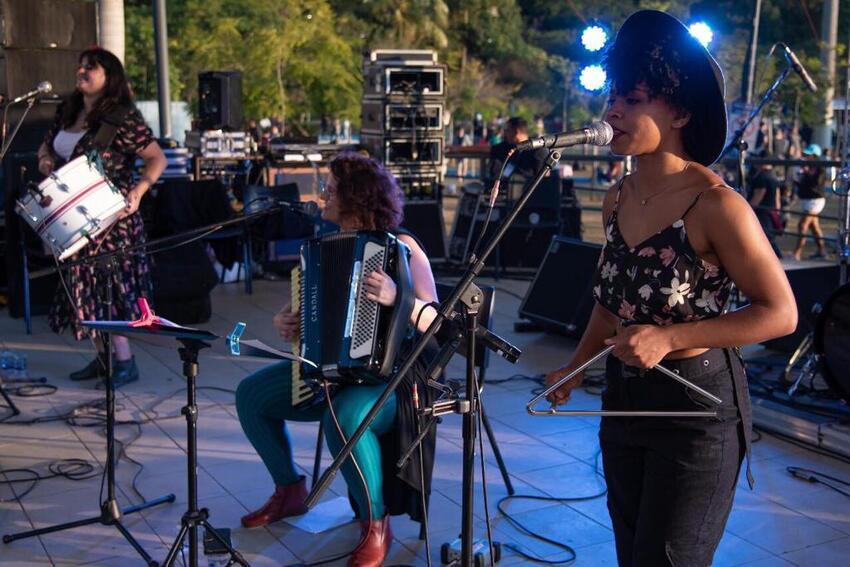 Artistas tocando em shows