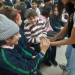 Cianças tiram foto com rato