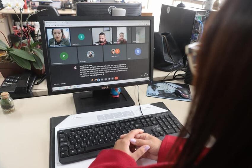 mulher usando computador