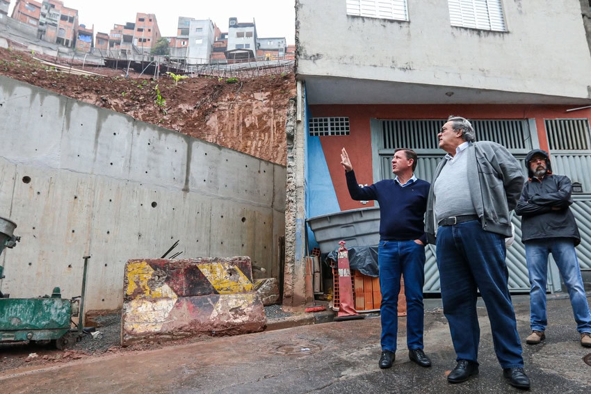 Obra de contenção na Rua da Bica