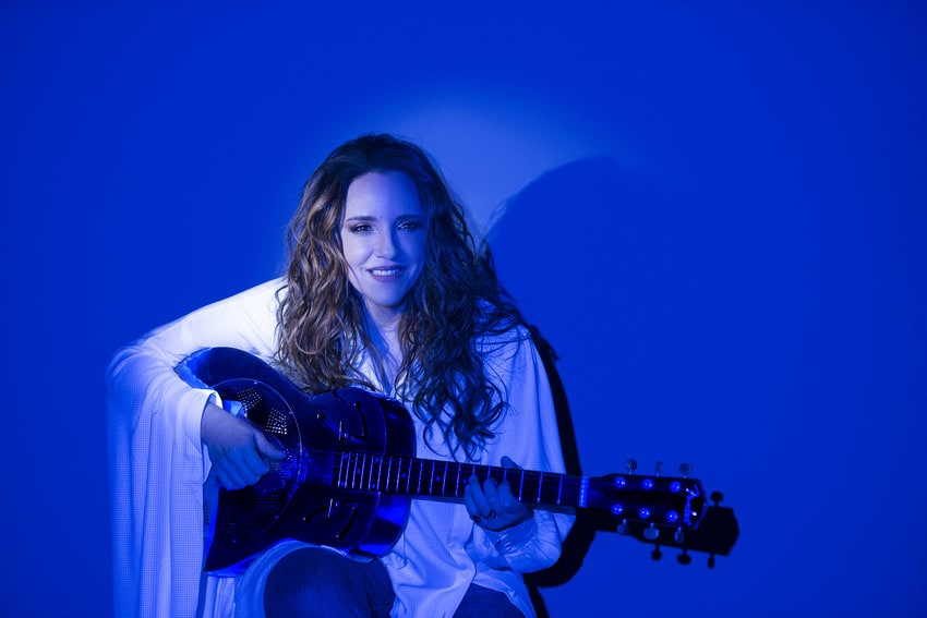 Ana Carolina tocando violão.