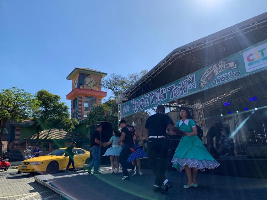 pessoas dançando rock em Ribeirão Pires