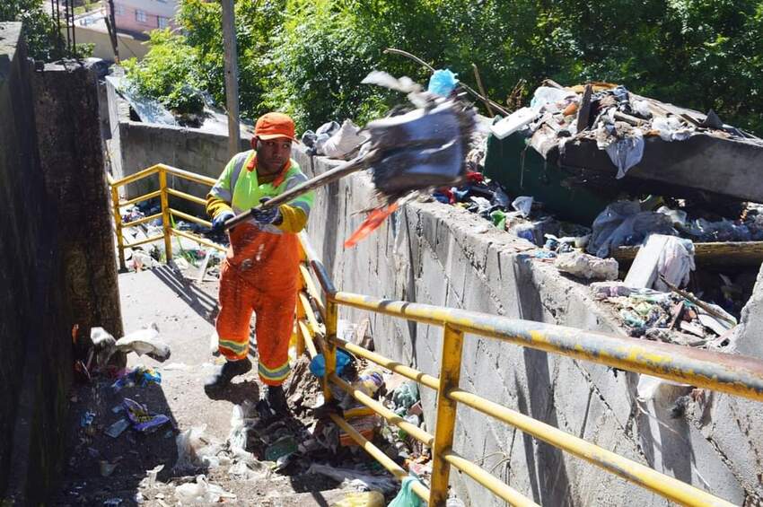 ponto de descarte irregular sendo limpo