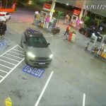 homem levado de um posto de gasolina