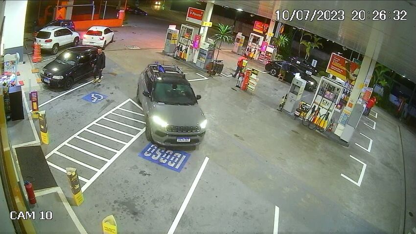 homem levado de um posto de gasolina
