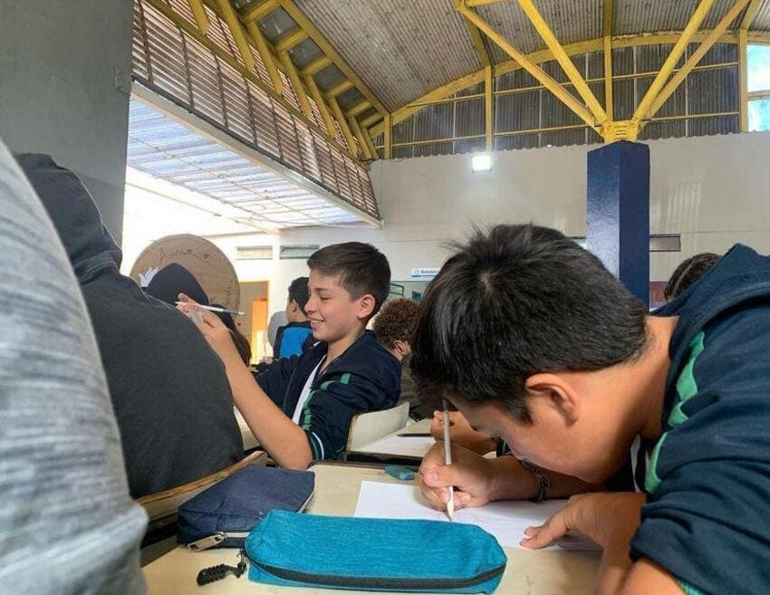 Crianças estudando