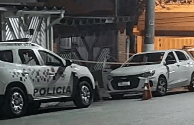 carro atingido por disparos