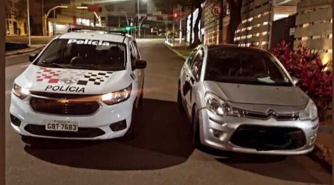 carro roubado ao lado de viatura da PM