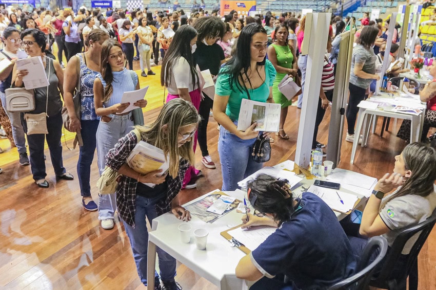 pessoas no feirão do emprego de São Bernardo