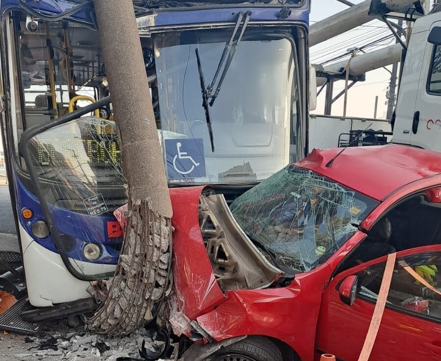 colisão de carro e ônibus