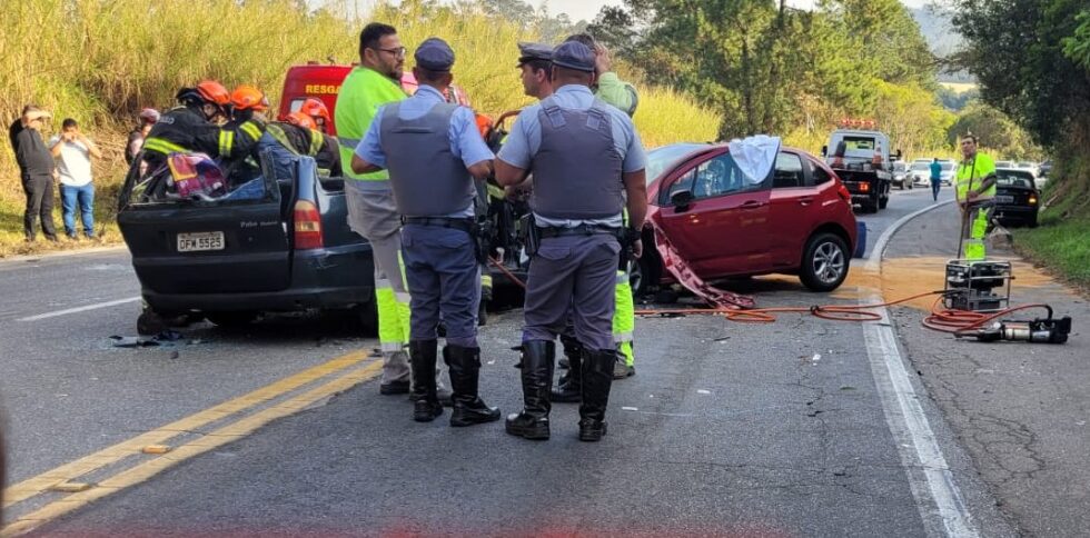 Equipes de resgate socorrem vítimas de acidente em Braganç