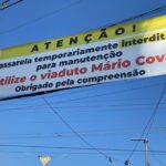 faixas sobre passarela central