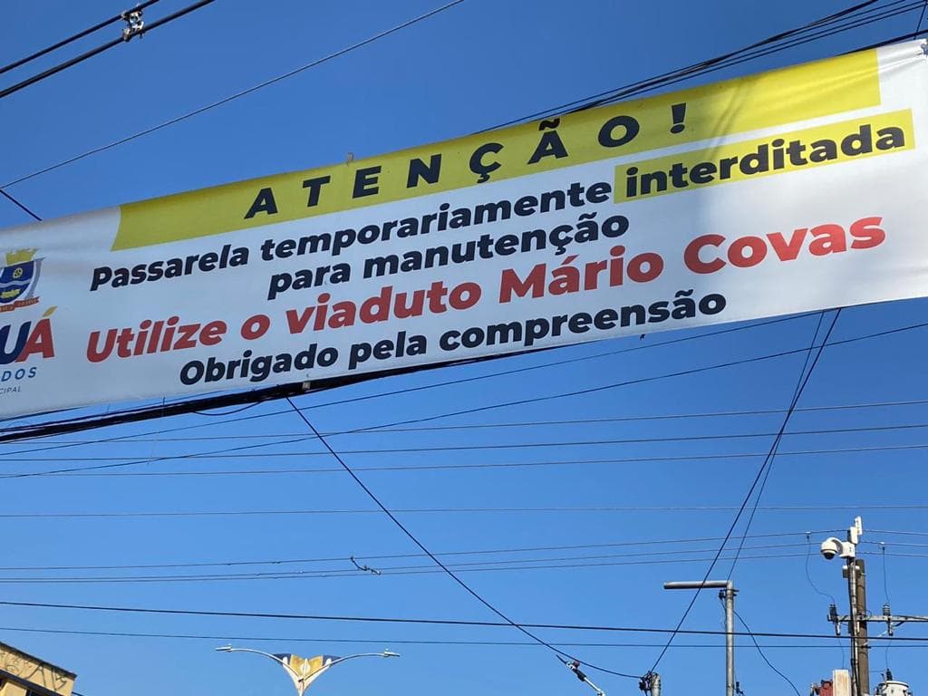 faixas sobre passarela central