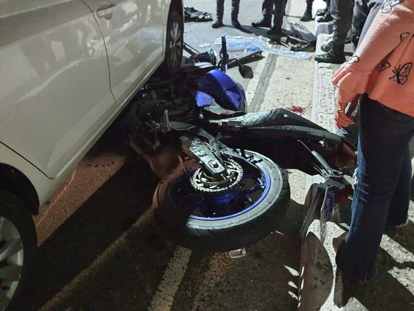 moto debaixo de carro