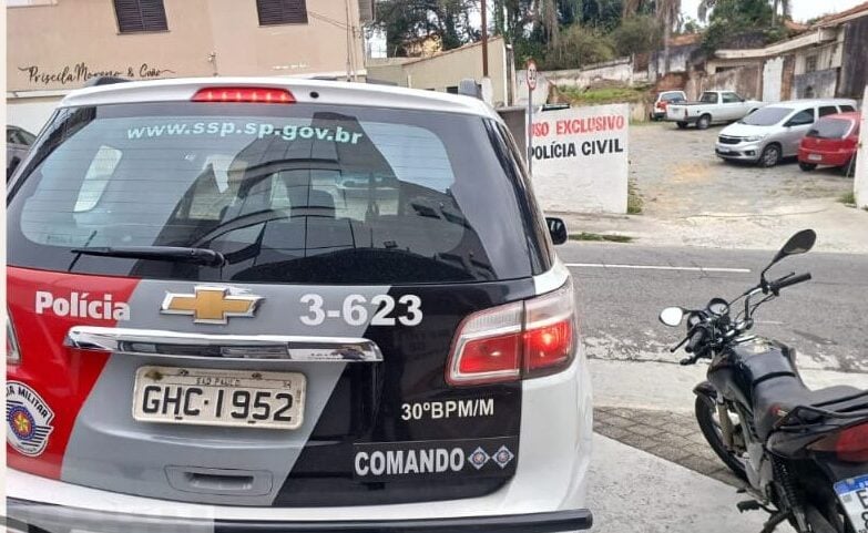 moto furtada ao lado na viatura da PM