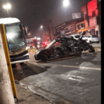 carro roubado colidido em ônibus