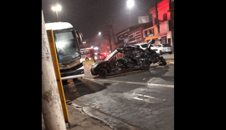 carro roubado colidido em ônibus