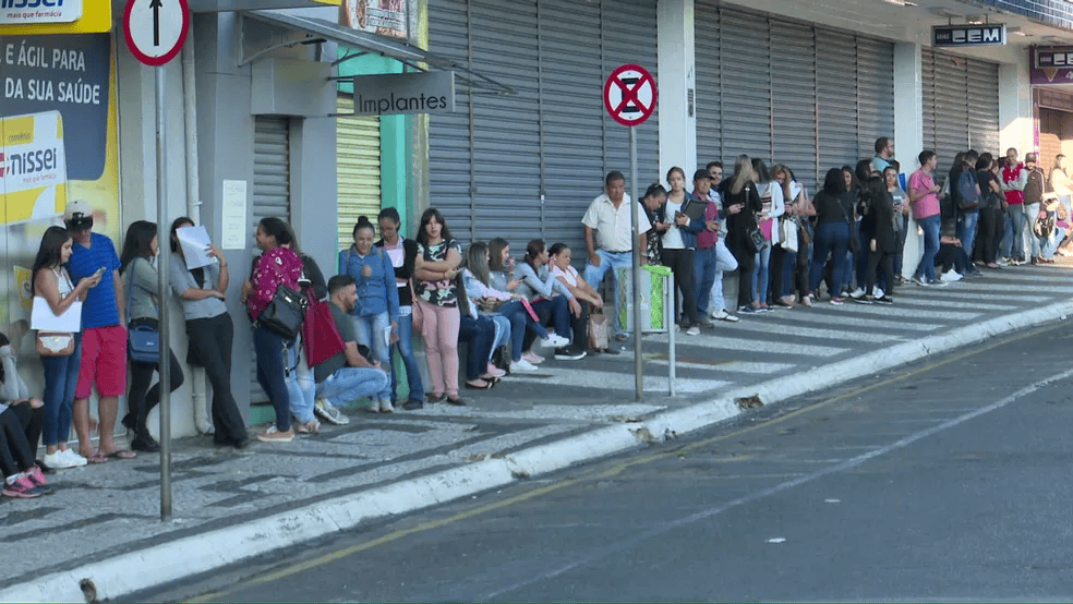 desempregados em fila