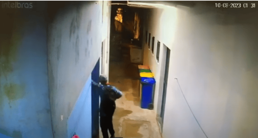 ladrão em escola