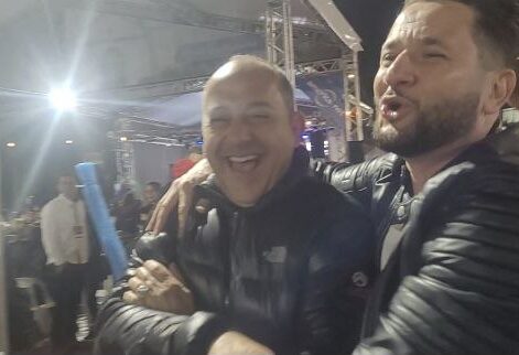 Ao lado de Guto Volpi, Mathias