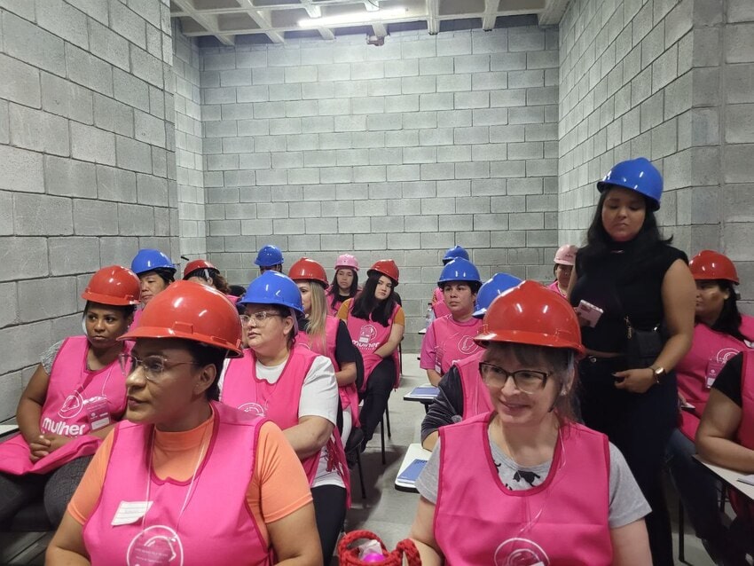 mulheres em curso para serem pedreiras