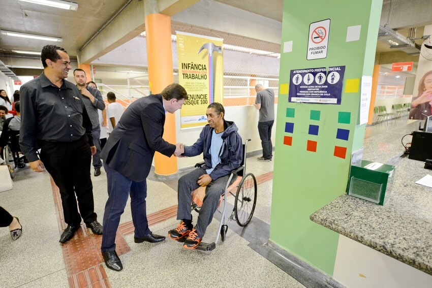 orlando morando cumprimenta cadeirante