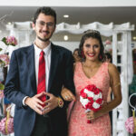 casal durante casamento comunitáro
