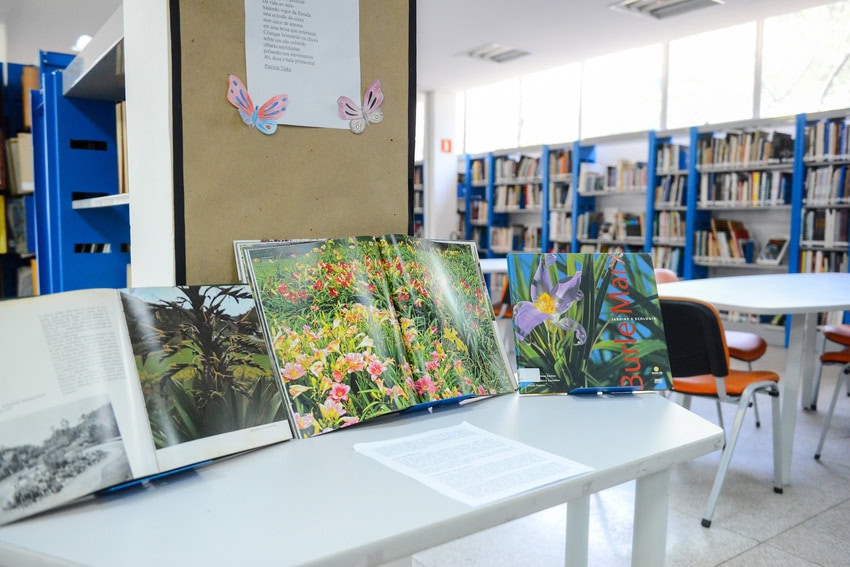 Mesa com livro
