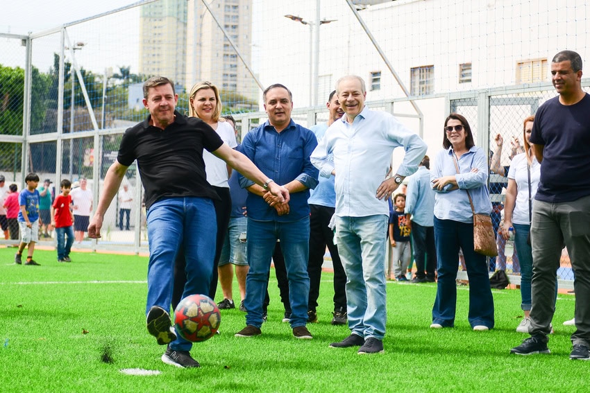 Orlando Morando chuta bola na Praça Parque da Vila Vivaldi