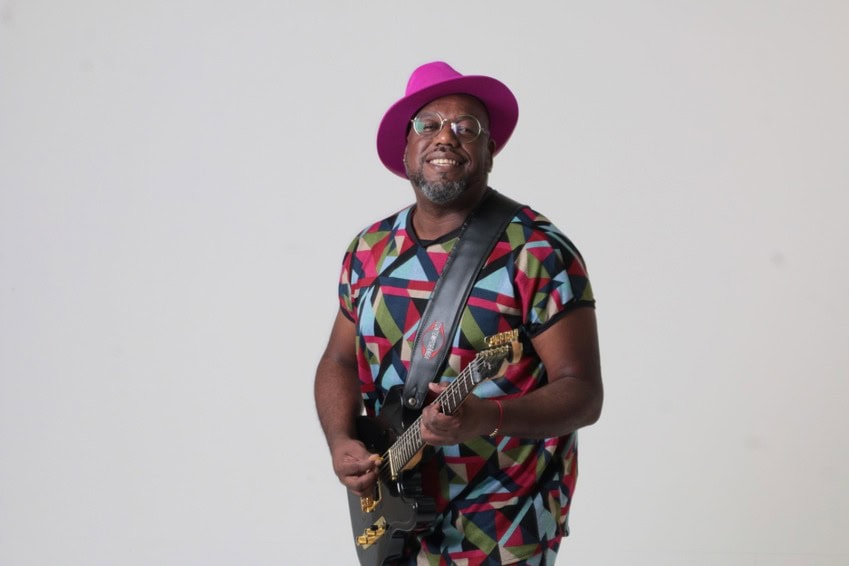 Homem Tocando Guitarra