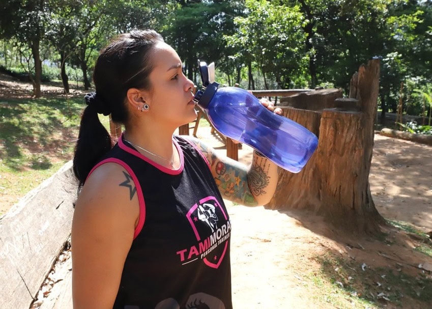 Mulher bebendo água