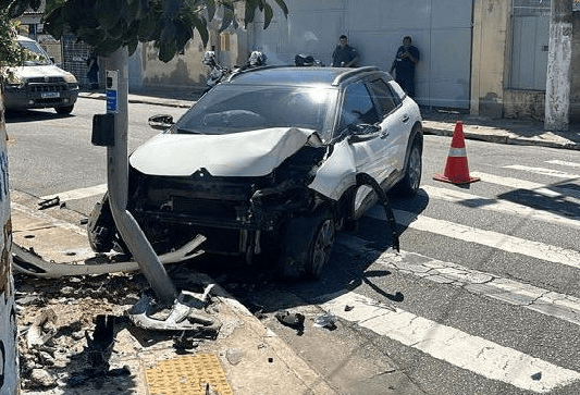 carro batido na avenida Lions