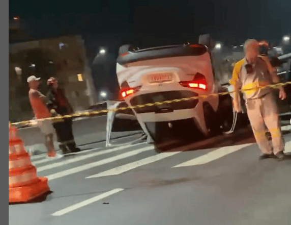 carro capotado na avenida dos estados