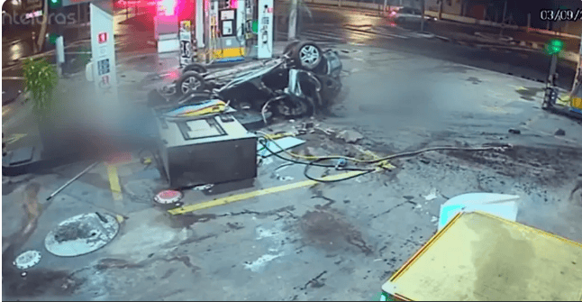 carro batido no posto de gasolina de SP
