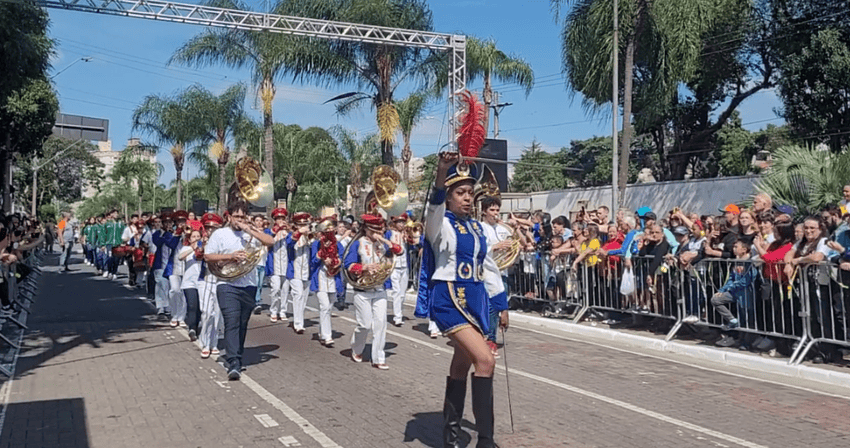 alunos desfilam em São Caetano