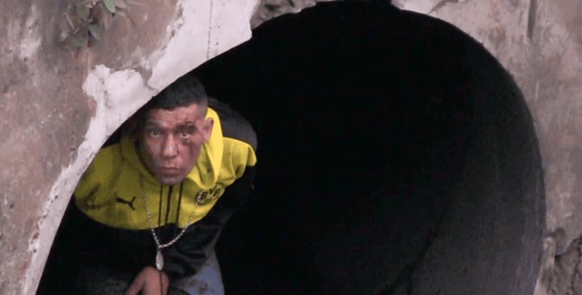 bandido na tubulação de esgoto
