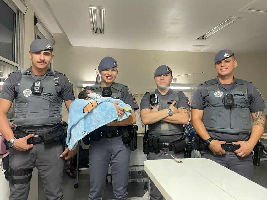 Policias militares com bebê