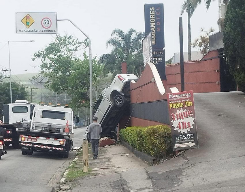 queda de carro em Ribeirão Pires