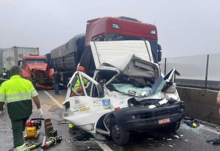 acidente com vários carros na Anchieta
