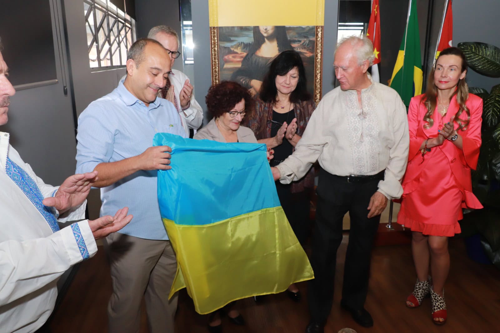 prefeito Guto Volpi e ucranianos