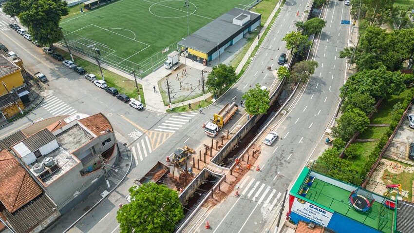 Pontilhão na Av. Juscelino Kubitschek