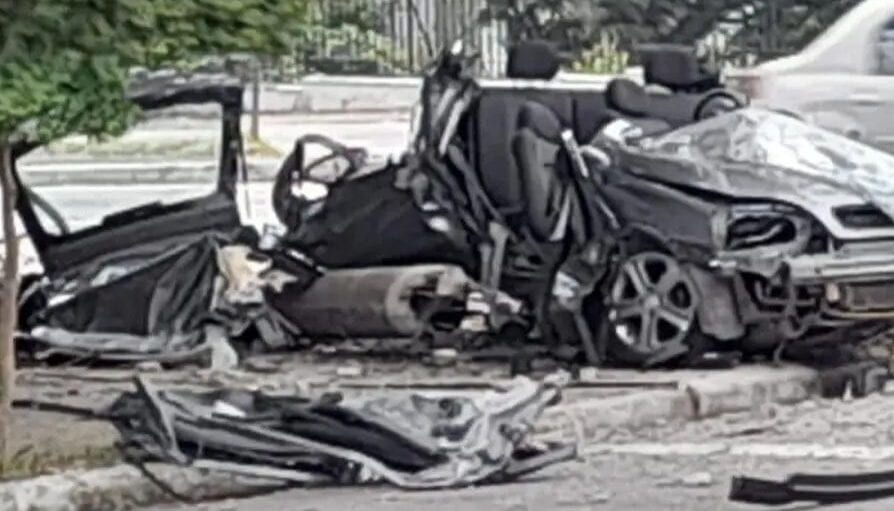 carro destruído