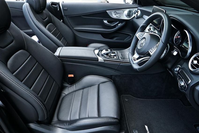 Pais deixam criança de 2 anos em carro fechado e vão para o bar