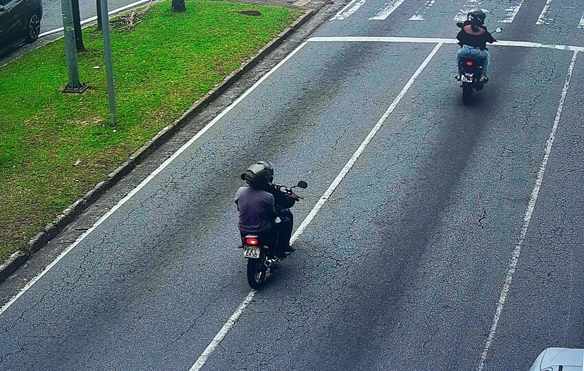 suspeito em moto