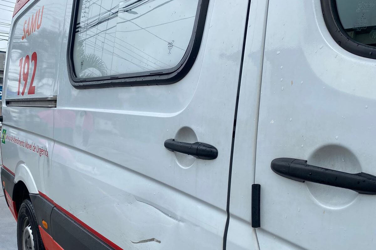 ambulância colidida