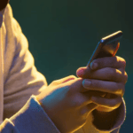Homem mexendo no celular